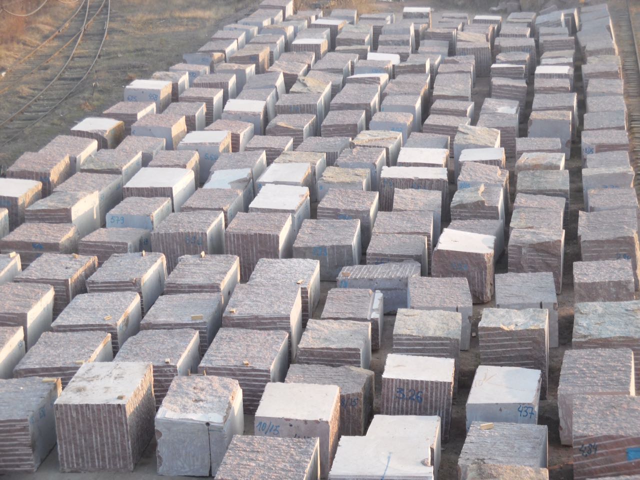 SANTIAGO RED GRANITE BLOCKSIMG_2294.JPG